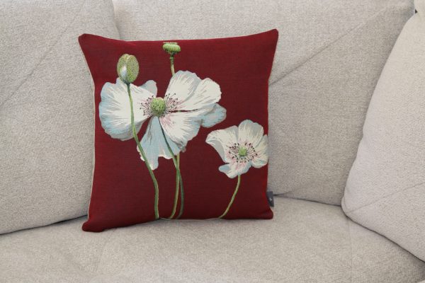 Coussin en jacquard rouge orné de coquelicots blancs, artisanat français de la boutique Poppies Shop.
