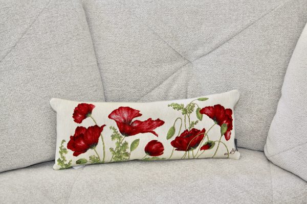 Coussin rectangulaire orné de coquelicots rouges sur fond beige, mettant en valeur l'art textile de Poppies Shop.