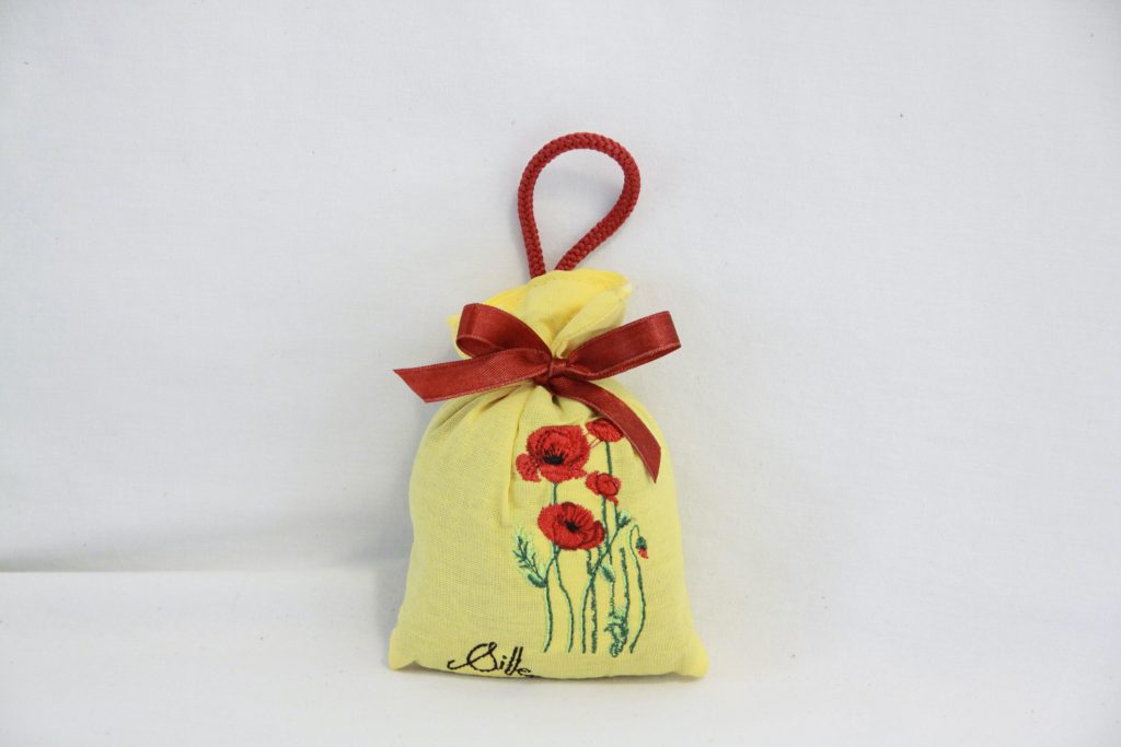 Sachet de lavande jaune avec broderie de coquelicots, agrémenté d'un ruban rouge, artisanat français.