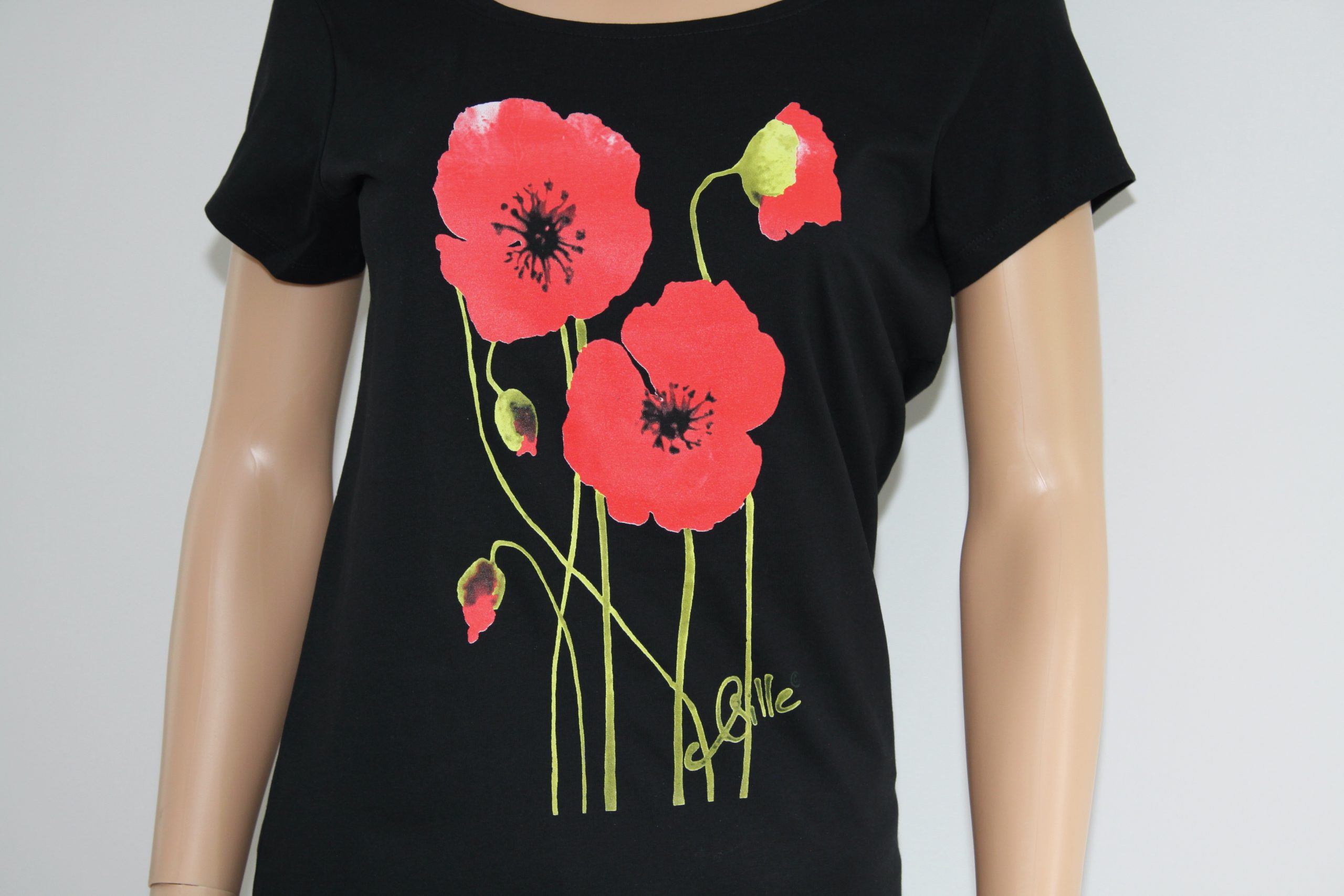 T-shirt noir sérigraphié avec un motif de coquelicots rouges sur le devant, signé Sqille.